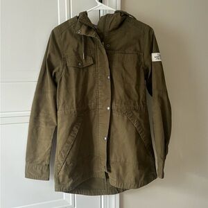 North face Jacket Shell 
Spring and fall jacket
Size: Small
Excellent condition